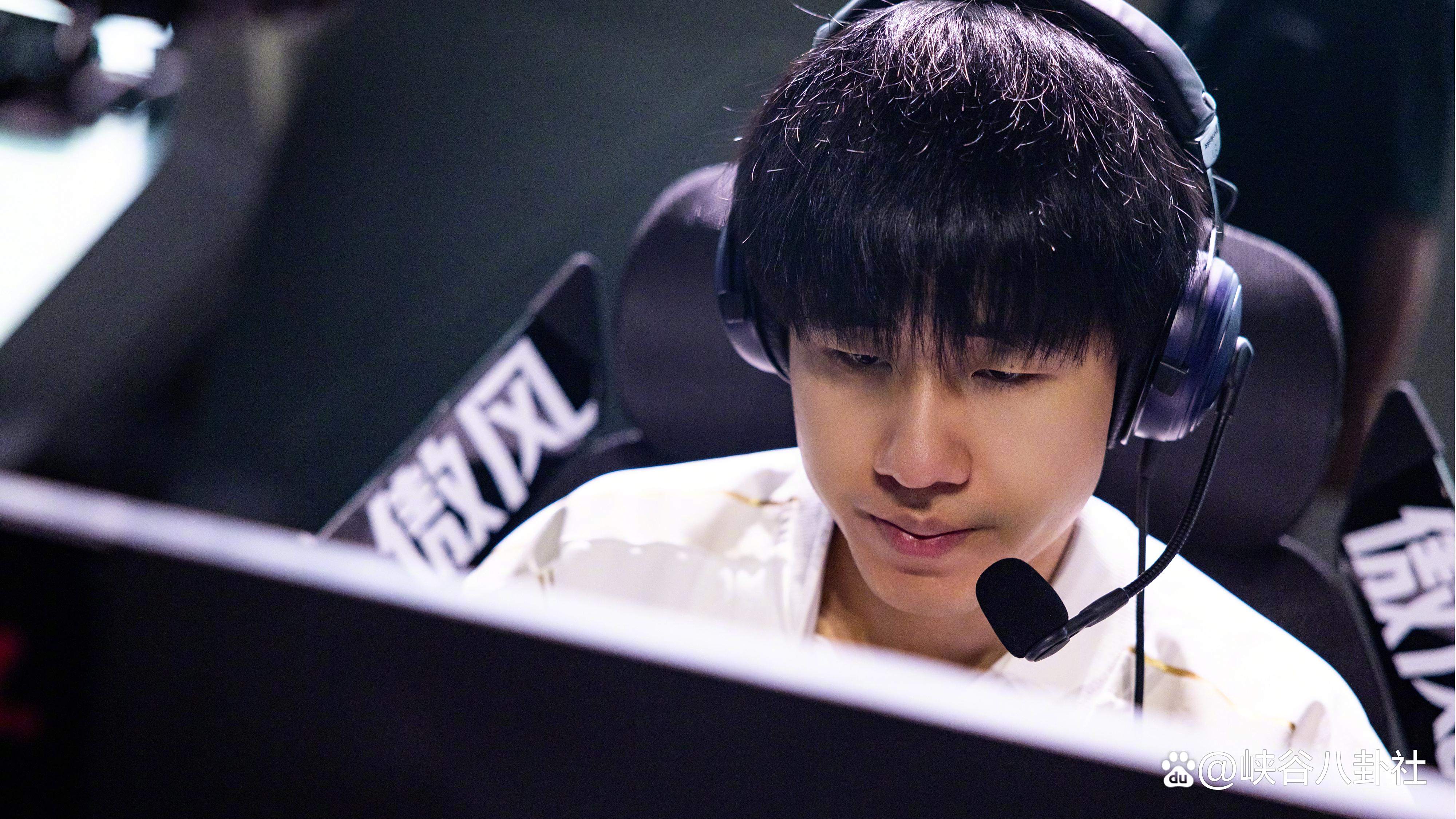 出色发挥引发热议!,Rookie在雄鹿比赛中领先优势明显再创辉煌时刻 出色发挥引发热议!,Rookie在雄鹿比赛中领先优势明显再创辉煌时刻