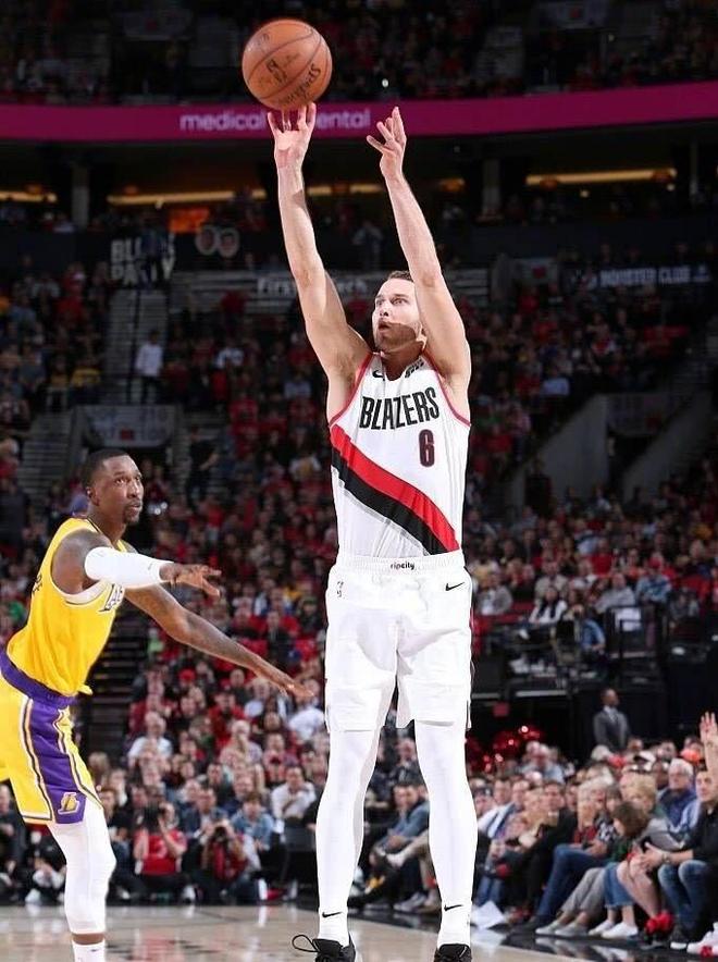 老鹰不断突破!,莱万多夫斯基连续十场比赛得分超过出色发挥引发球迷热议 老鹰不断突破!,莱万多夫斯基连续十场比赛得分超过出色发挥引发球迷热议